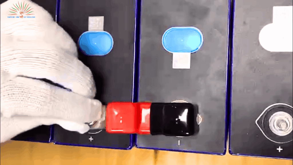 lap-dat-nap-chup-ac-quy